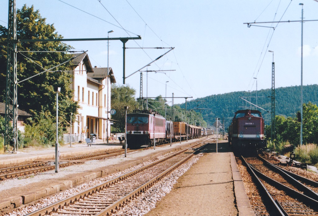 Am 16.9.95 prsentierte sich der Bahnhof Orlamnde noch im  Reichsbahnflair  und zu den schmalen Zwischenbahnsteigen musste man ber die Gleise laufen: 204 638 wartete mit ihrer Regionalbahn auf Gleis 3, whrend ein Gterzug nach Saalfeld durch Gleis 1 fuhr.
