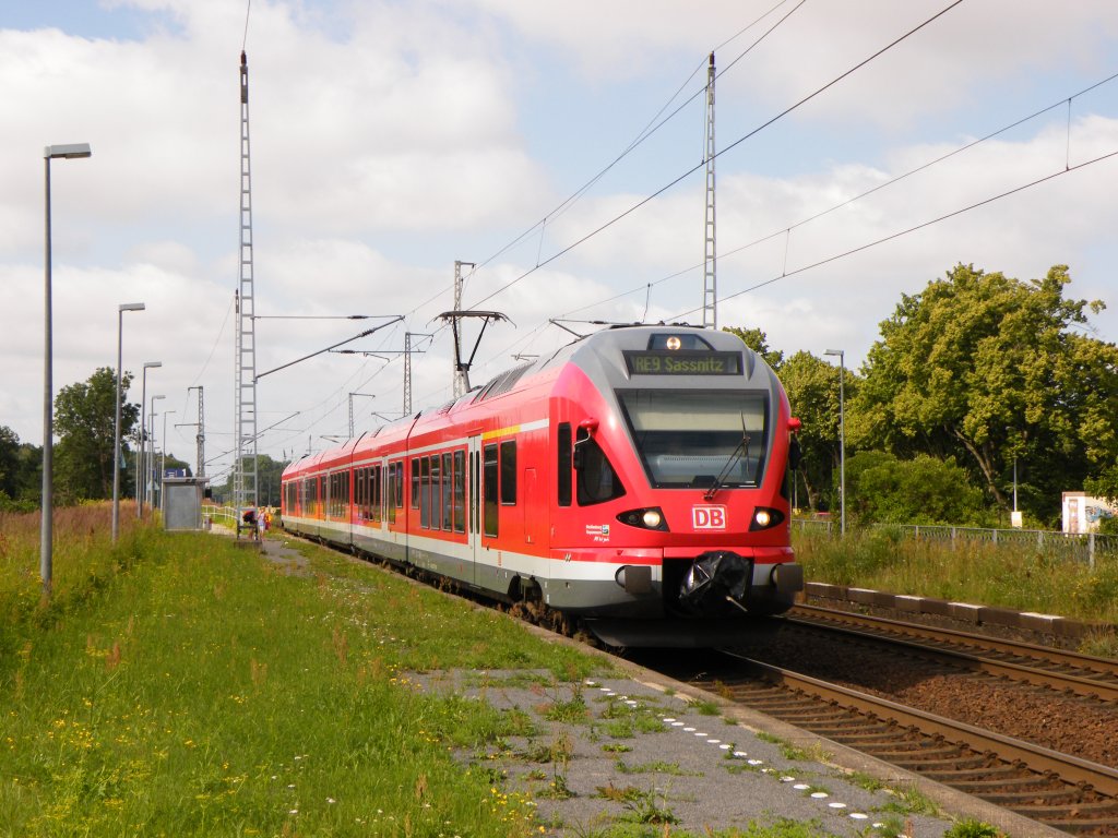 Am 16.Juli 2011 legte ein DB 429 in Teschenhagen als RE9 nach Sassnitz einen kurzen Halt ein.