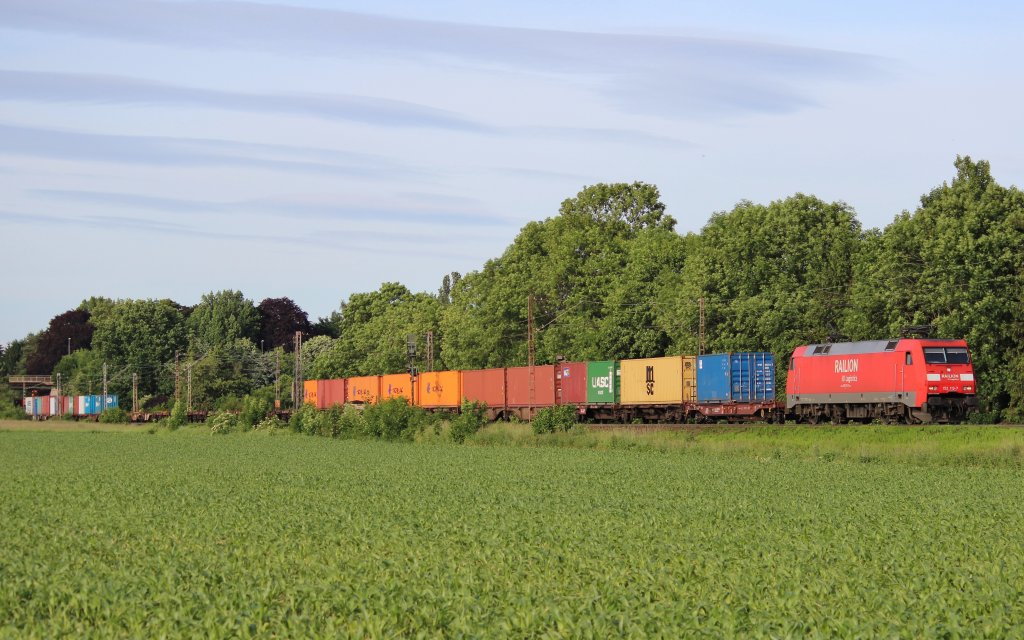 Am 16.Juni 2013 war 152 113 mit einem Containerzug sdlich von Nordstemmen auf dem Weg Richtung Gttingen.