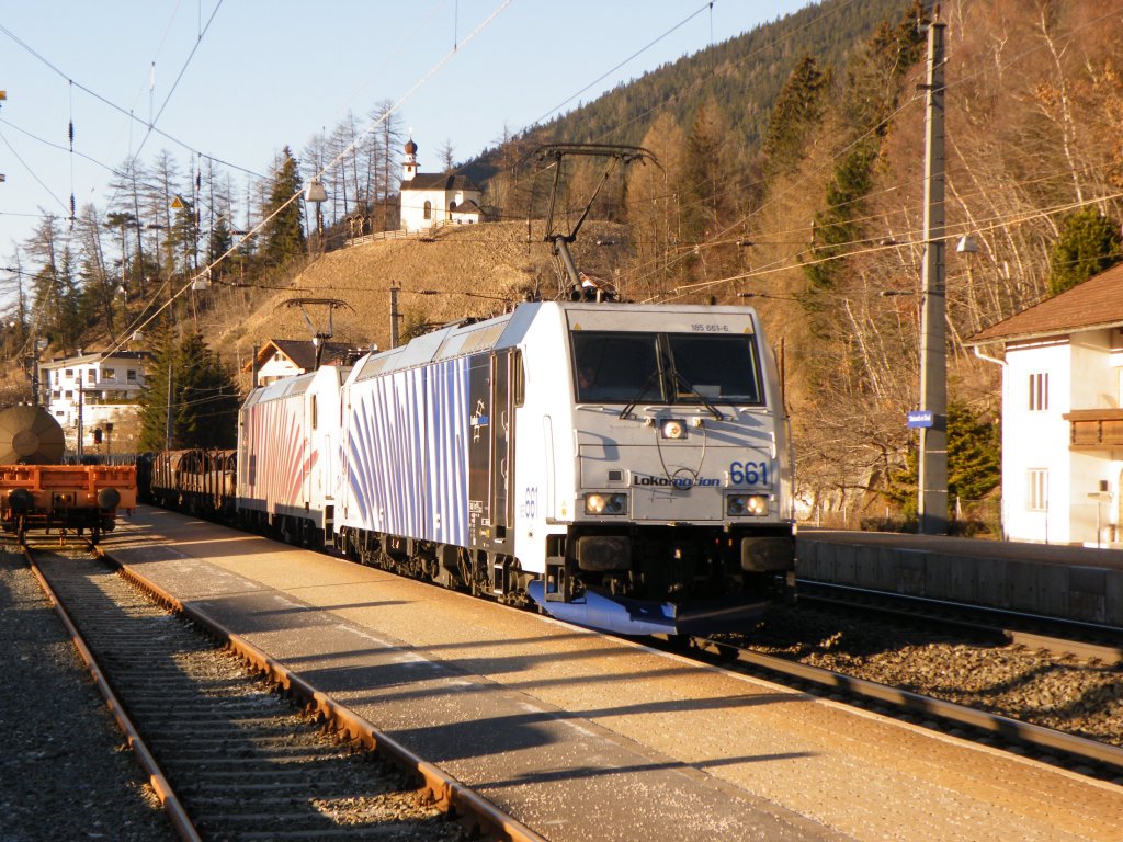 Am 16.Mrz 2012 durchfuhren 185-661 und 666 von Lokomotion mit einem Gterzug den Bahnhof Steinach in Tirol in Richtung Brenner.