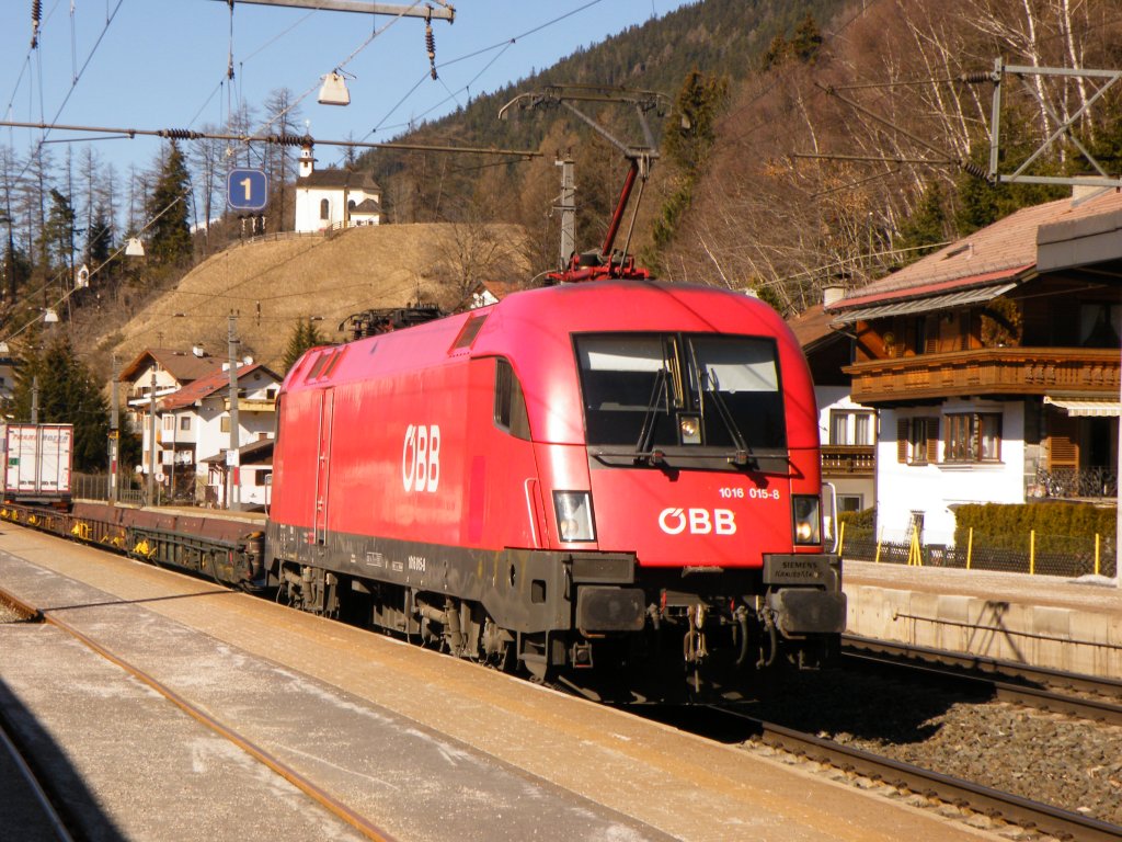 Am 16.Mrz 2012 durchquerte 1016-015 mit einer ROLA zum Brenner den Bahnhof Steinach in Tirol.