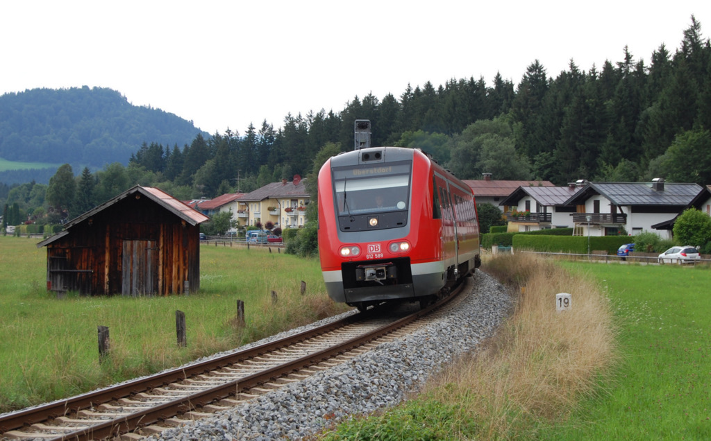 Am 17. August 2010 wollte ich die Einfahrt in den Bahnhof Oberstdorf mit der 218 umsetzen. Bevor diese allerdings auf den Chip wanderte, konnte ich noch den Kemptner 612 589 aufnehmen. In wenigen Sekunden wird der Triebzug im Oberstdorfer Kopfbahnhof zum Stehen kommen. Ein Gru geht an den freundlich grenden Lokfhrer!