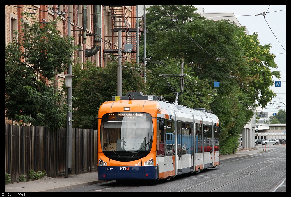 Am 17. Juli 2010 durchfhrt eine der neuen Energiespeichervariobahnen die Karl-Metz-Strae auf dem Weg nach Handschuhsheim Nord. 
Da die Fahrzeuge noch keine Zulassung fr den Eisenbahnbetrieb haben, knnen die Fahrzeuge noch nicht fr den Verkehr auf der Linie 5, fr die sie eigentlich beschafft wurden, eingesetzt werden. 