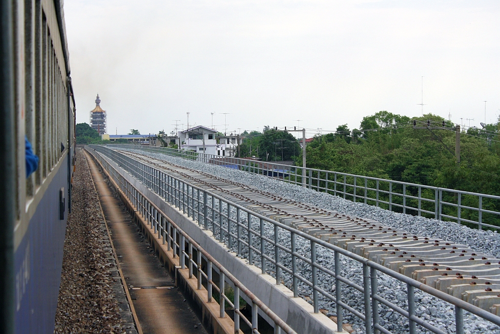 Am 17. M�rz 2011 waren die Ausbauarbeiten zwischen den Bahnh�fen Chachoengsao Junction und Si Racha Junction schon sehr weit fortgeschritten. Der zweigleisige Ausbau dient der Beschleunigung des Containerverkehrs zwischem dem Seehafen Laem Chabang Pots �ber Si Racha Junction, Chachoengsao Junction, Khlong Sip Kao Junction nach Kaeng Khoi Junction zum dortigen Inlandscontainerterminal.