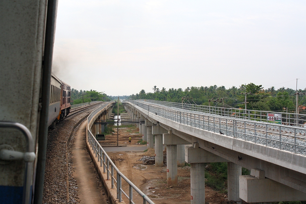 Am 17. Mrz 2011 waren die Ausbauarbeiten zwischen den Bahnhfen Chachoengsao Junction und Si Racha Junction schon sehr weit fortgeschritten. Im Bild die neue errichtet Brcke ber den Maenam Bang Pakong.