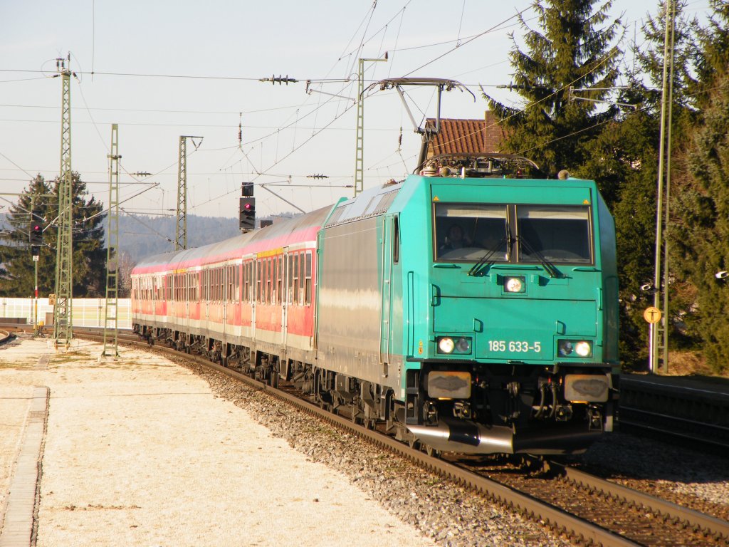 Am 17.01.2011 zog 185-633 eine S-Bahn von Nrnberg Hbf nach Neumarkt (Oberpfalz), hier erreicht sie gerade ihre Endstation.