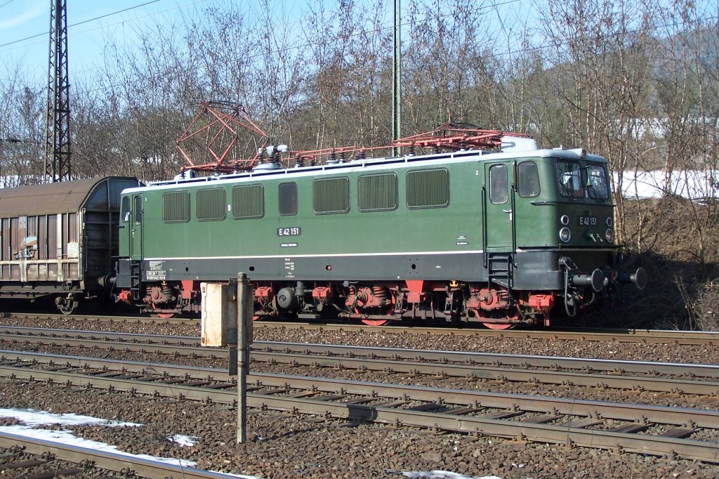 Am 17.02.2010 erreichte die E 42 151 den Bahnhof Laufach. Als EVU ist die Deutsche Museums-Eisenbahn Darmstadt, als Eigentmer die Thringer Eisenbahnfreunde, Bw Weimar, und als Betreiber die Centralbahn AG, Basel, angegeben. 

Knnte bitte jemand dieses Wirrwarr (EVU, Eigentmer, Betreiber) aufklren? Danke, man lernt immer dazu.