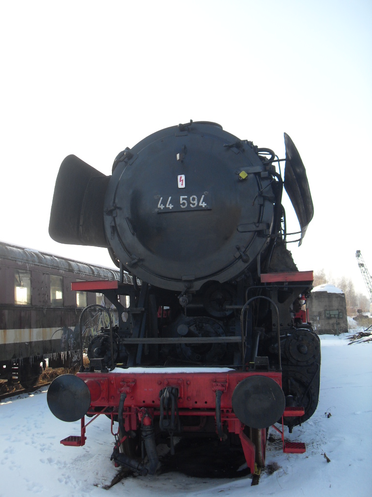 Am 17.02.2010 stand 44 594 ganz alleine draussen im Bw Salzwedel.
Sie kam damals von dem Verein wo der Schuppen in Hamburg niederbrannte nach Salzwedel.