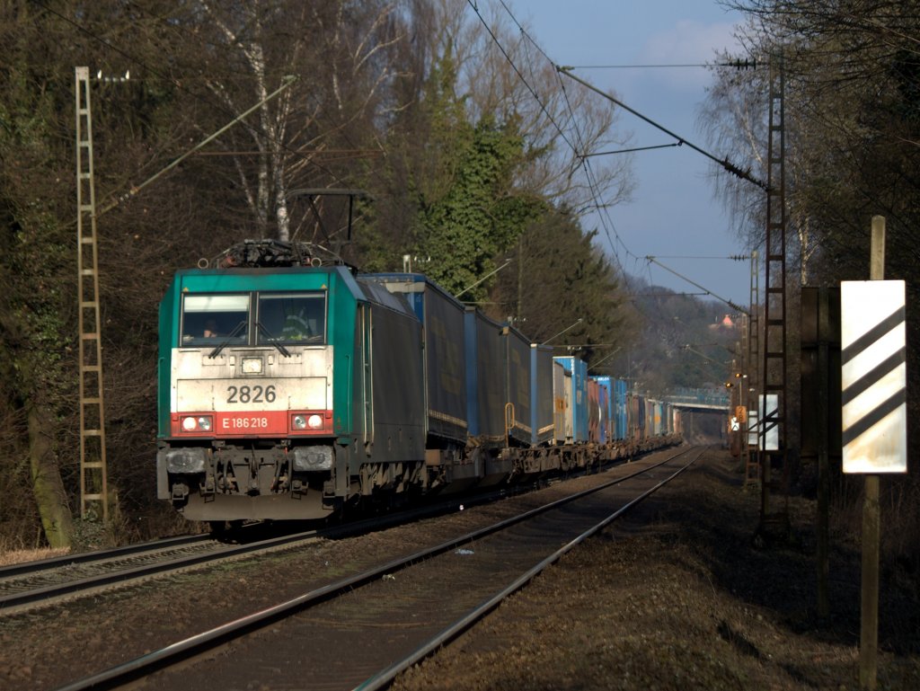 Am 17.02.2013 zieht Cobra 186 218 (2826) einen KLV die Rampe der Montzenroute von Aachen West nach Belgien hoch.