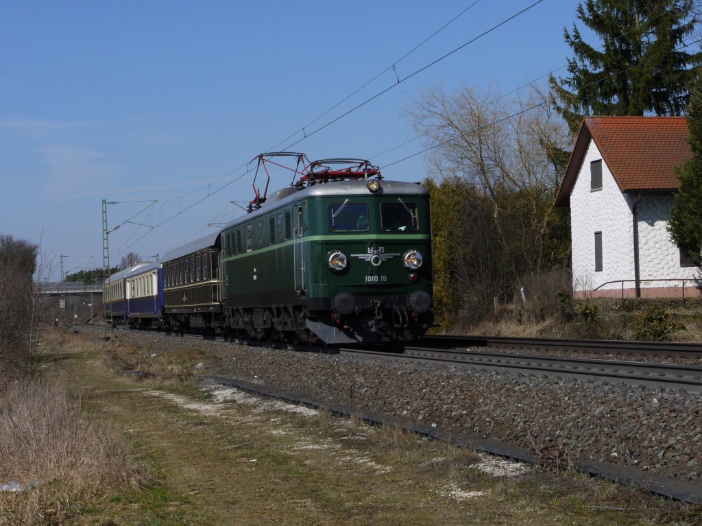 Am 17.03.12 war BB 1010.10 mit dem DLr 92624/SLP 14523 (Nrnberg Hbf - Passau Hbf - Wien Franz-Josefs-Bf-Grtelbrcke) unterwegs und passierte die Fotostelle bei Postbauer-Heng.