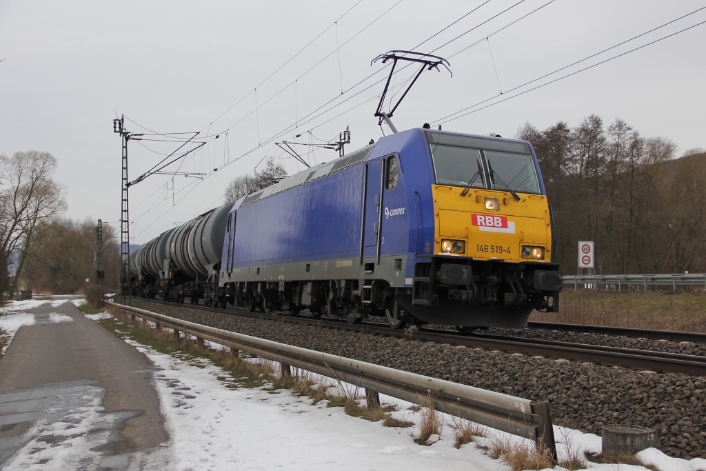 Am 17.03.2013 kam die 146 519-4 mit einem Kesselwagenzug in Fahrtrichtung Norden ber die KBS 613. Aufgenommen in Wehretal-Reichensachsen.
