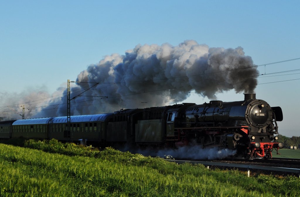 Am 17.05.2012 war es endlich soweit. Die fahrt von Dortmund nach Hamburg stand auf dem Plan. Um Punkt 6:49 ratterte und polterte der Sonderzug an mir und noch Dutzend weiteren Fotografen vorbei.
01 1066 war an diesem Tag vorgespannt, am Zugschluss hing Lokomotion 139 213-3.
