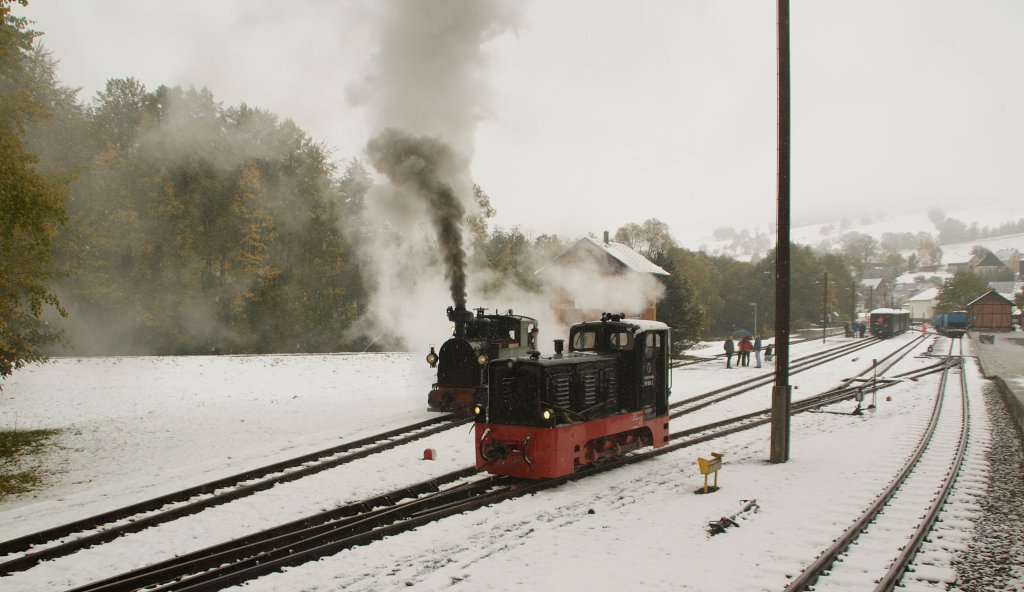 Am 17.10.09 rangiert 199 009-2 im dichten Schneetreiben im Bahnhof Steinbach. Im Hintergrund wartet IK No 54, die sich gleich an ihren Zug setzen wird.