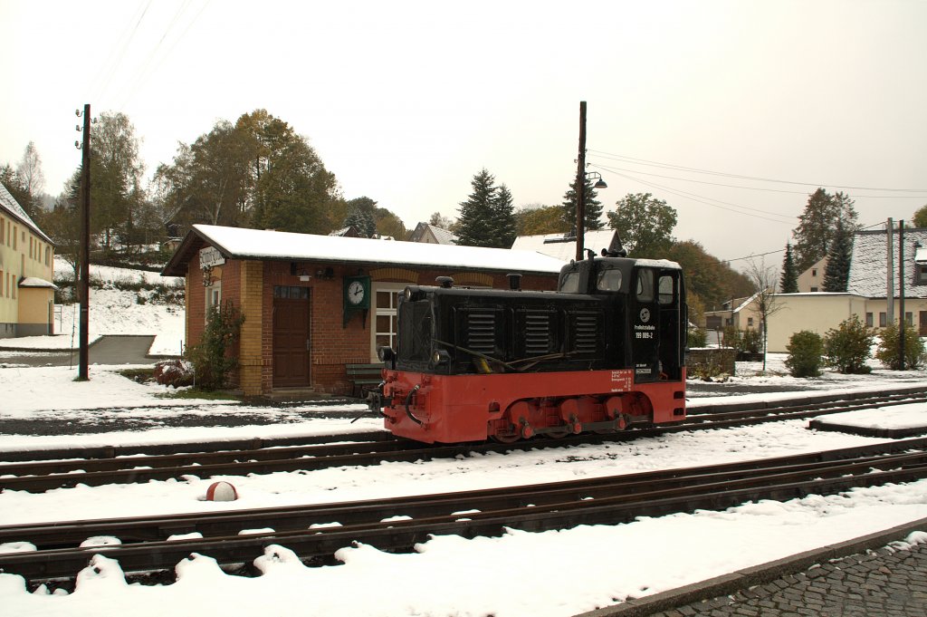 Am 17.10.09 wartet 199 009-2 vor dem Empfangsgeb�ude auf die Kreuzung mit IK No 54.