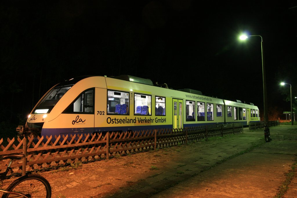 Am 17.10.2006 wartet im Bahnhof von Gadebusch der VT 702 der OLA auf Fahrgste um nach Schwerin HBF zu fahren.