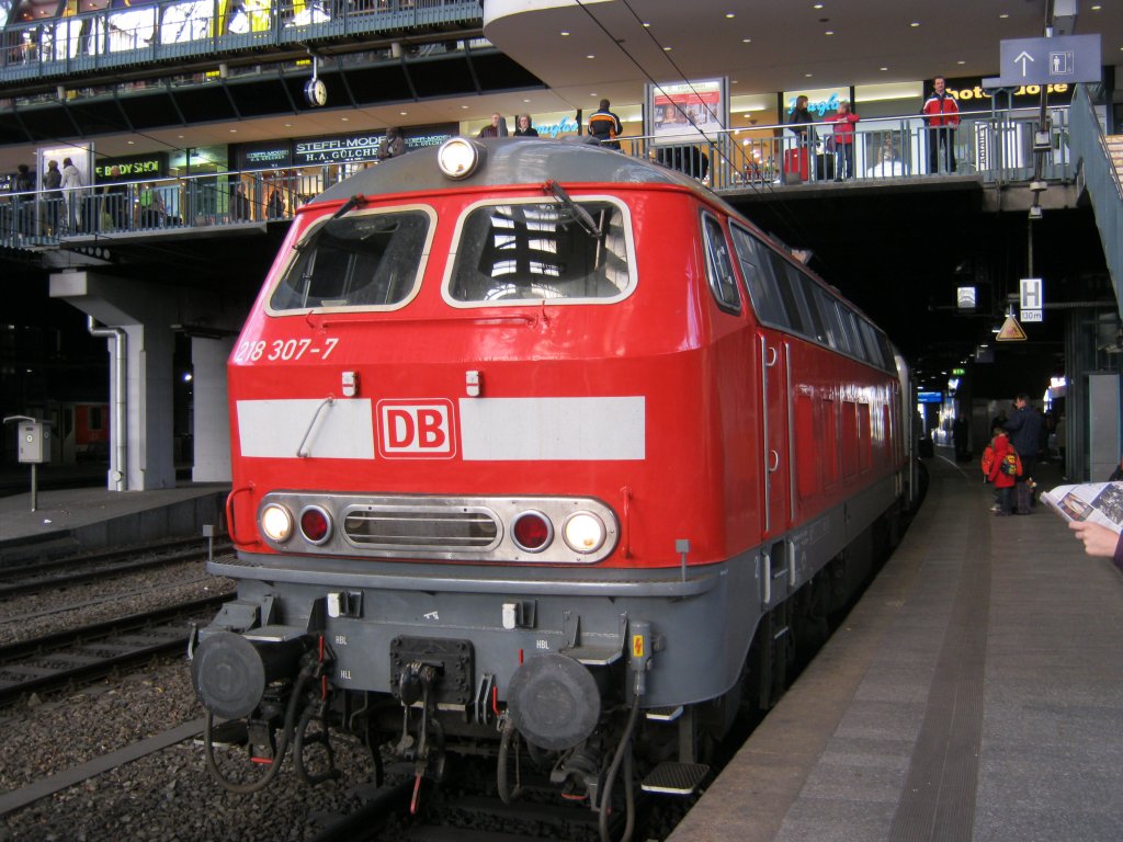 Am 17.10.2010 wartete 218 307-7 mit ihrem IC im Hamburger HBF auf die Ausfahrt nach Puttgarden.