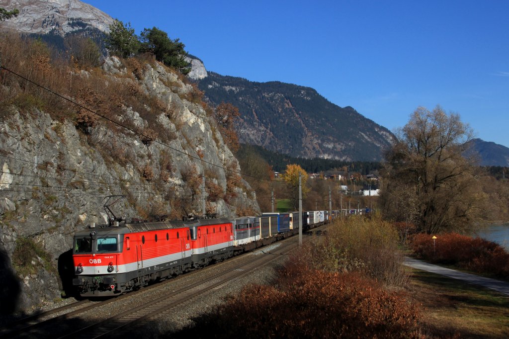 Am 17.11.12 ziehen BB 1144 211 und 1144 077 einen KLV an der Jenbacher Steinwand vorbei zum Brenner.