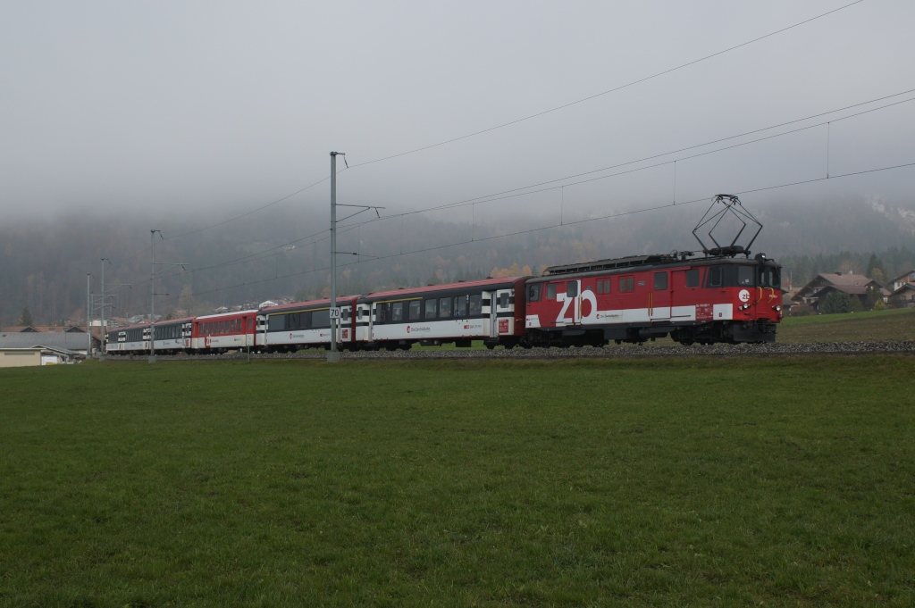 Am 17.11.2012 zieht der De 110 022-1 den IR 2219 von Brienz Richtung Brienzwiler.