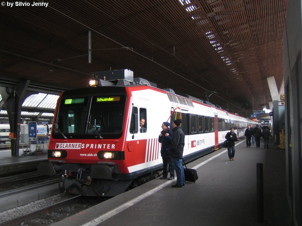 Am 17.12.09 war wieder einmal ein Domino-GLS einsatzbereit. Es handelt sich um den RBDe 560 201-6 (DO GLS 94 85 7 560 201-6 CH-SBB) wo er am 17.12.09 in Z�rich HB als RE nach Schwanden auf die planm�ssige Abfahrt wartet.