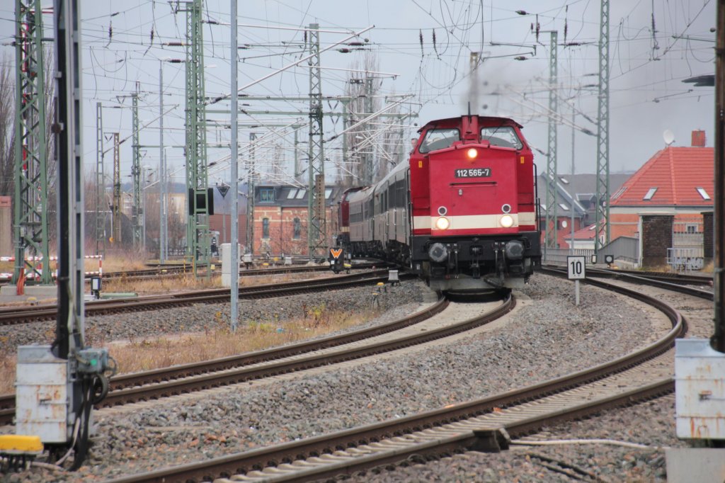 Am 17.12.2011 war ein Sonderzug von Dresden nach Karlovy Vary unterwegs.Gezogen wurde die Fuhre von Press 112 565 mit tatkrftiger Schubuntersttzung von 112 331 der Ostschsischen Eisenbahnfreunde.Hier bei der Einfahrt in den Zwickauer Hauptbahnhof.