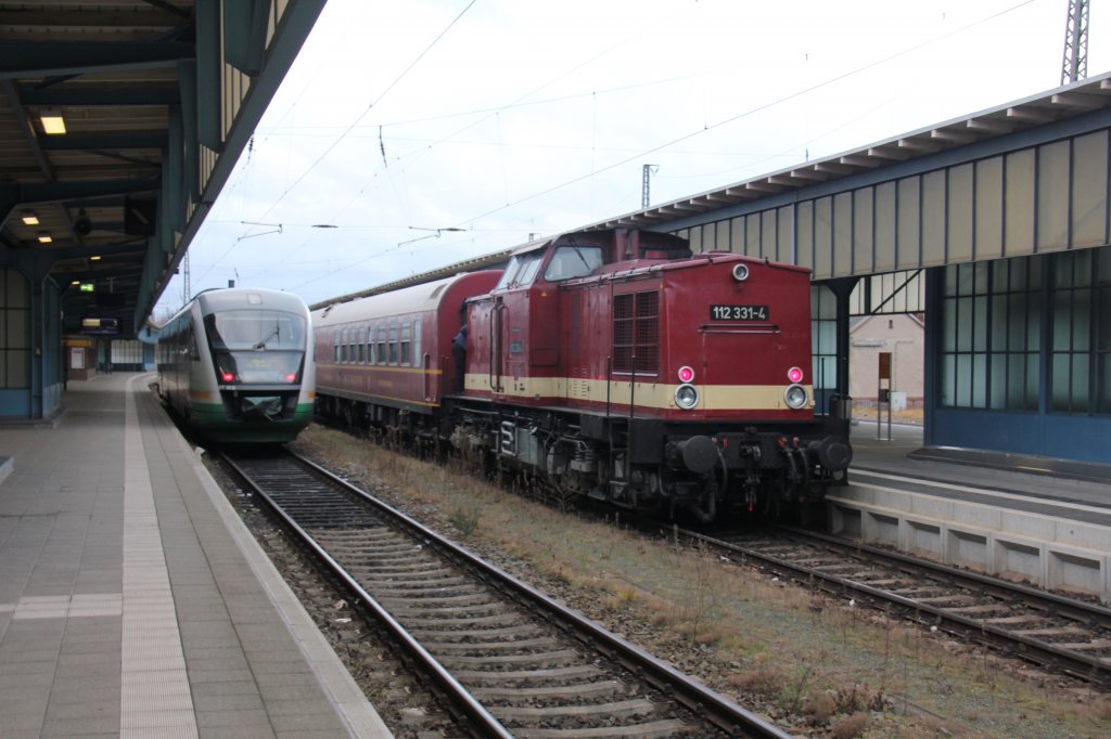 Am 17.12.2011 war ein Sonderzug von Dresden nach Karlovy Vary unterwegs.112 331 schob krftig nach.