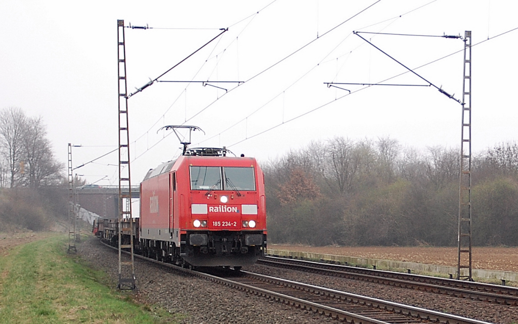 Am 17.3.2011 kommt die 185 234-2 mit eine Gterzug mit Coiltransportwagen gefahren in Richtung Rheydt.