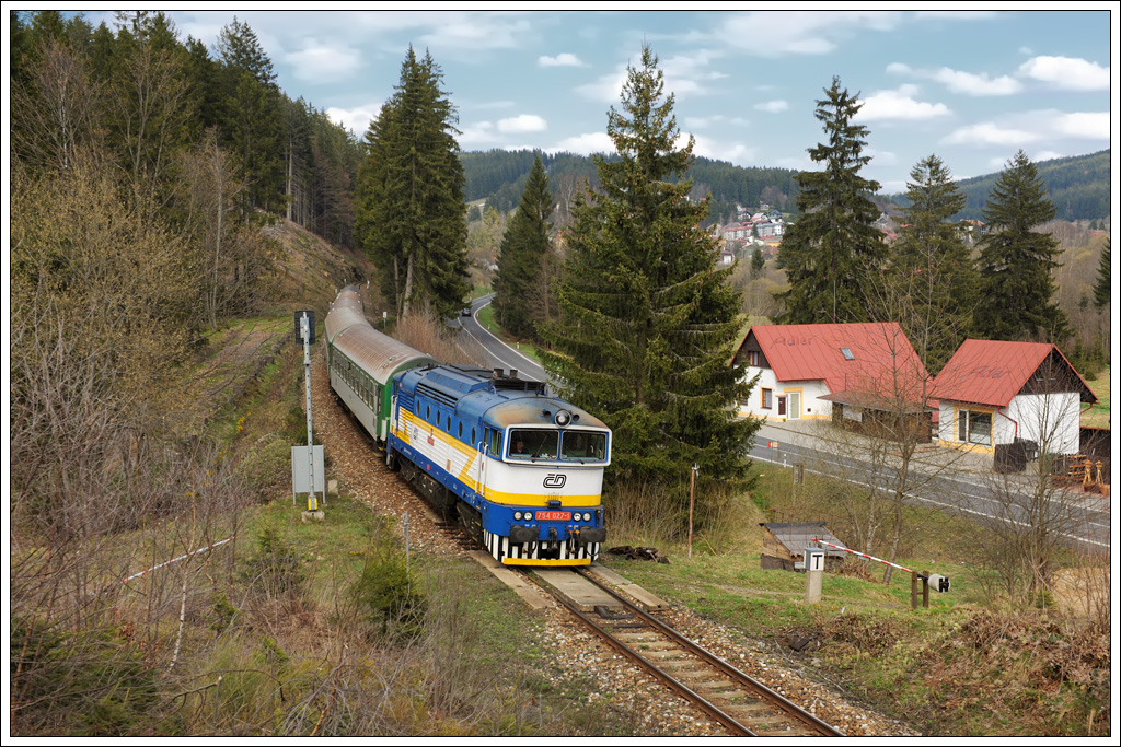 Am 17.4.2011 bespannte  754 027 ab Klatovy (deutsch Klattau) den R 820 von Praha hl.n. (Prag) nach Bayerisch Eisenstein. Die Aufnahme entstand kurz  vor dem Zielbahnhof.