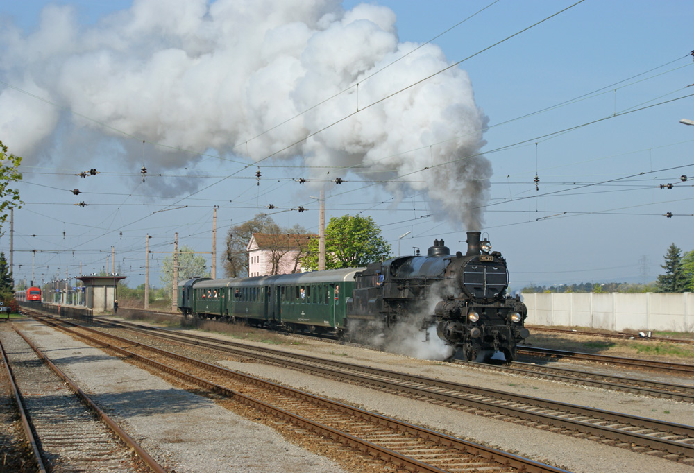 Am 17.4.2011 bespannte BR 310.23 den Sonderzug zur Saisonerffnung des Heizhaus Strasshof, von Wien Heiligenstadt - Silberwald.
Hier bei der Durchfahrt Deutsch-Wagram.