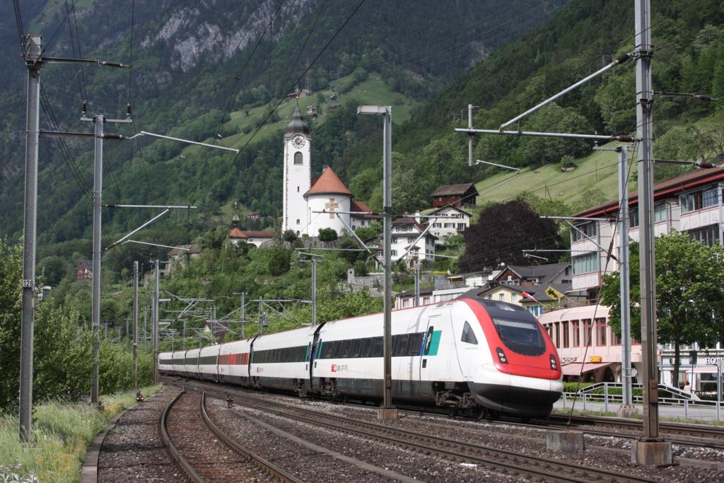 Am 17.5.2009 passte ich an der Bahnhof Einfahrt in Flelen unterhalb der
Kirche den in Richtung Gotthardt fahrenden ICN  Jack Rousseau  ab.