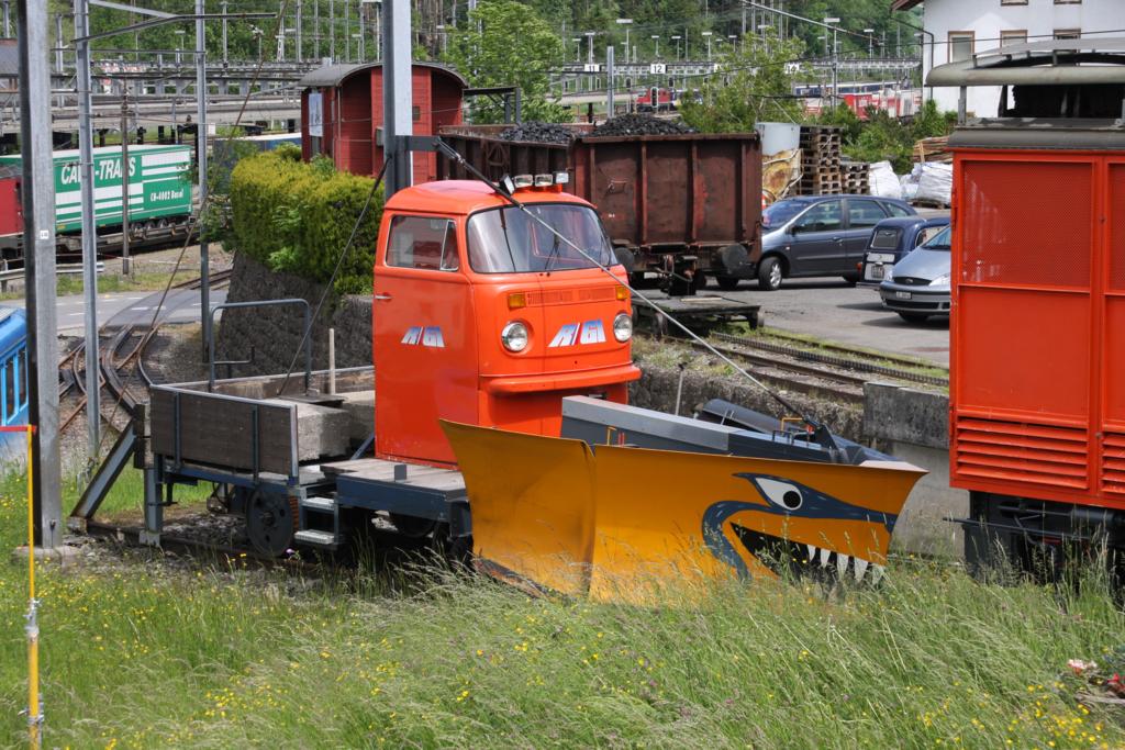 Am 17.5.2009 war ich nach langer Zeit mal wieder in Arth Goldau. Dort 
stand noch immer der Schneepflug, den ich knapp zwanzig Jahre zuvor schon
fotografiert hatte. Er hat aber ein neues Fhrerhaus bekommen. Aus der 
ehemaligen Mercedes Kabine ist nun ein VW Bully geworden. Auch die 
Haifisch Schnauze ist neu. 