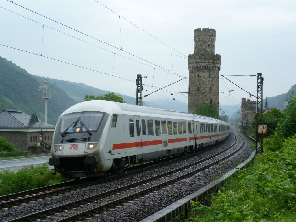 Am 17.6.10 eilt der IC 118 Salzburg-Mnster durch Oberwesel seinem nchsten Halt Koblenz Hbf. entgegen. Geschoben hat 101-059.
