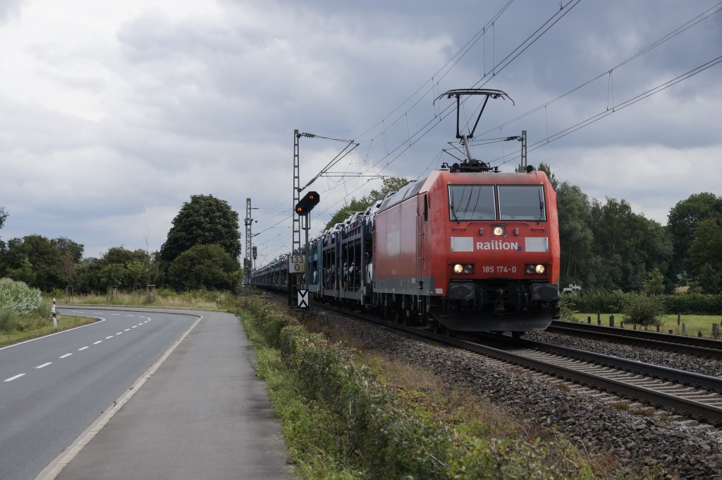 Am 17.7.2011 zieht 185 174 einen Autozug durch Kamen in Richtung Dortmund.