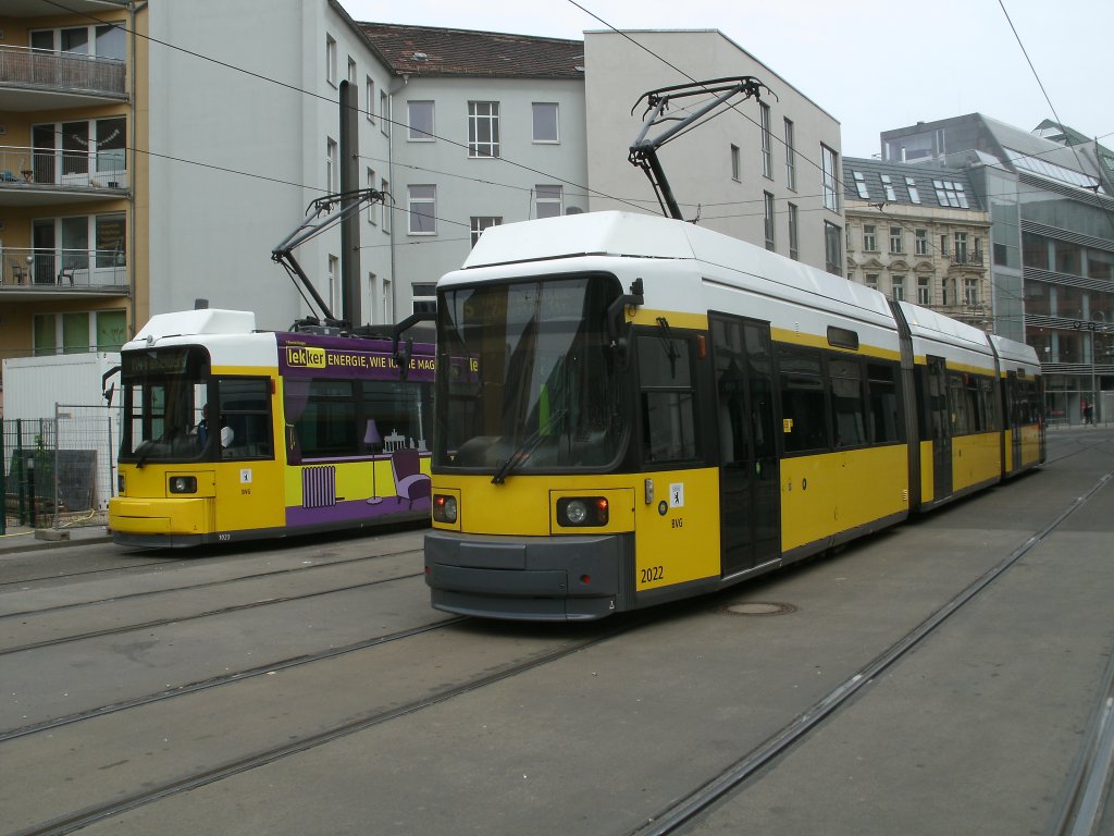 Am 17.April 2011 traffen sich in Berlin an der Station  Hackescher Markt  der Tw 2022 rechts und Tw 1073.
