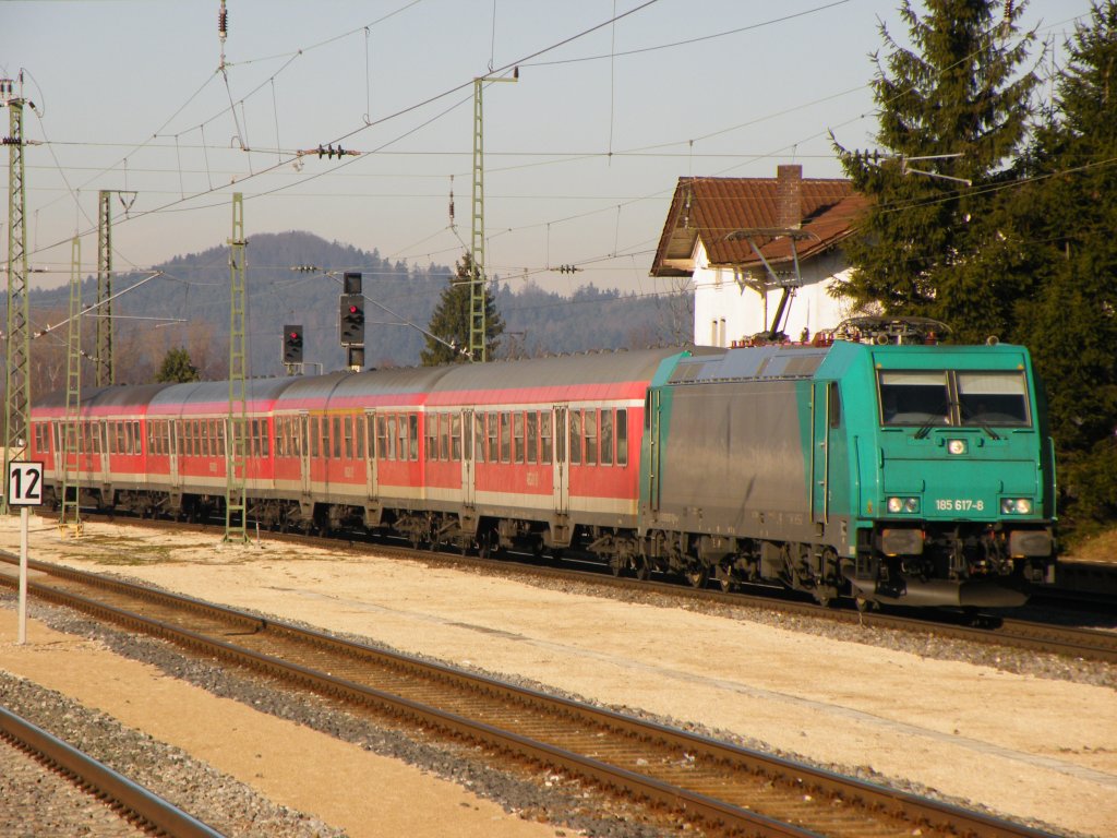 Am 17.Januar 2010 zog die angemietete 185-617 eine S-Bahn von Nrnberg Hbf nach Neumarkt (Oberpfalz), hier erreicht sie gerade ihren Endbahnhof.