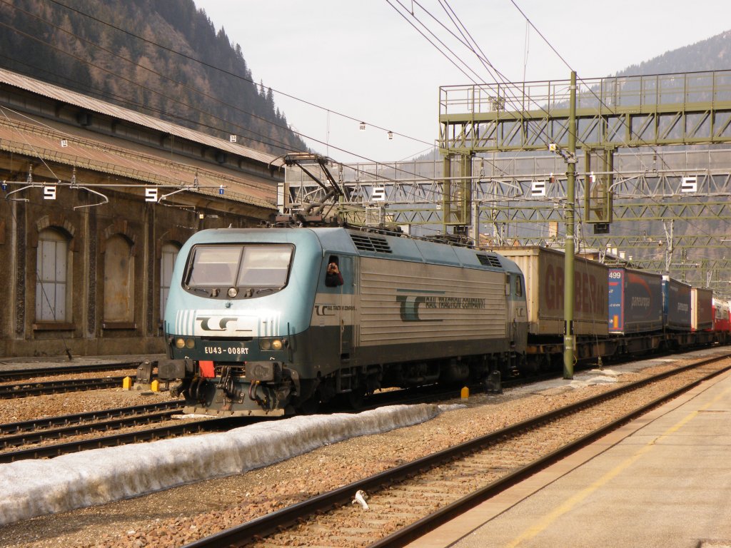 Am 17.Mrz 2012 verlie EU 43-008 mit einen Gterzug den Brenner Richtung Italien.