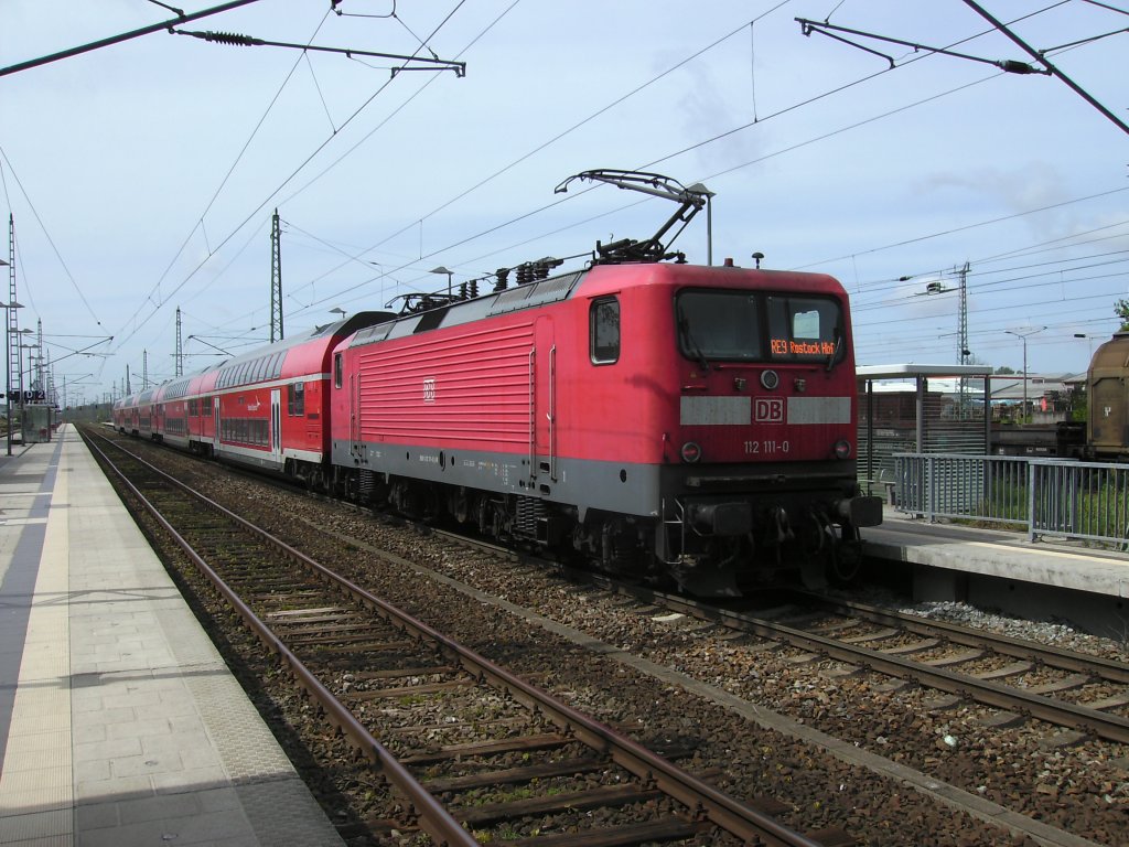 Am 17.Mai 2010 ist wieder einmal eine 112 mit Dostos fr einen fehlenden Flirt eingesprungen.Hier ist es 112 111 die den RE 33212 aus Sassnitz nach Rostock aus den Bahnhof Bergen/Rgen schob.