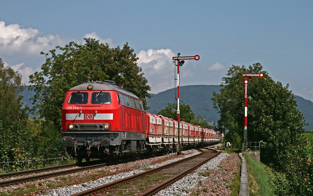 Am 18. August 2009 erreicht 218 249 von DB Service mit dem DGS 88296 von Schaffhausen nach Wilchingen-Hallau den Zielbahnhof. Am Ende hngt die normalerweise im Allgu anzutreffende 218 333 vom Betriebshof Kempten.
