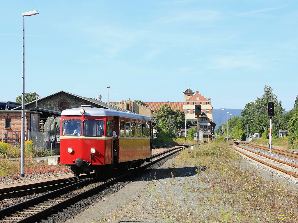 Am 18. August 2012 fhrt zur Sonderfahrt HSB 89612 nach Gernrode der Triebwagen T102 der Selfkantbahn  in den Bahnhof Quedlinburg ein.