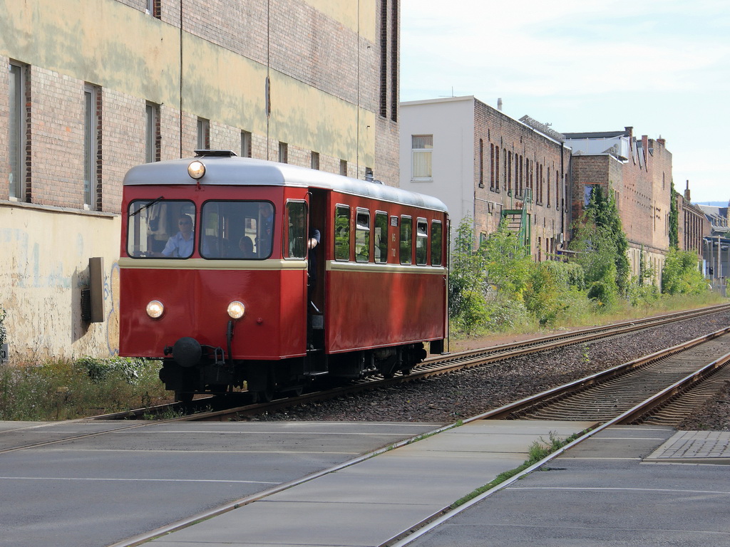 Am 18. August 2012 fhrt zur Sonderfahrt HSB 89618 von  Gernrode nach Quedlinburg  der Triebwagen T102 der Selfkantbahn.