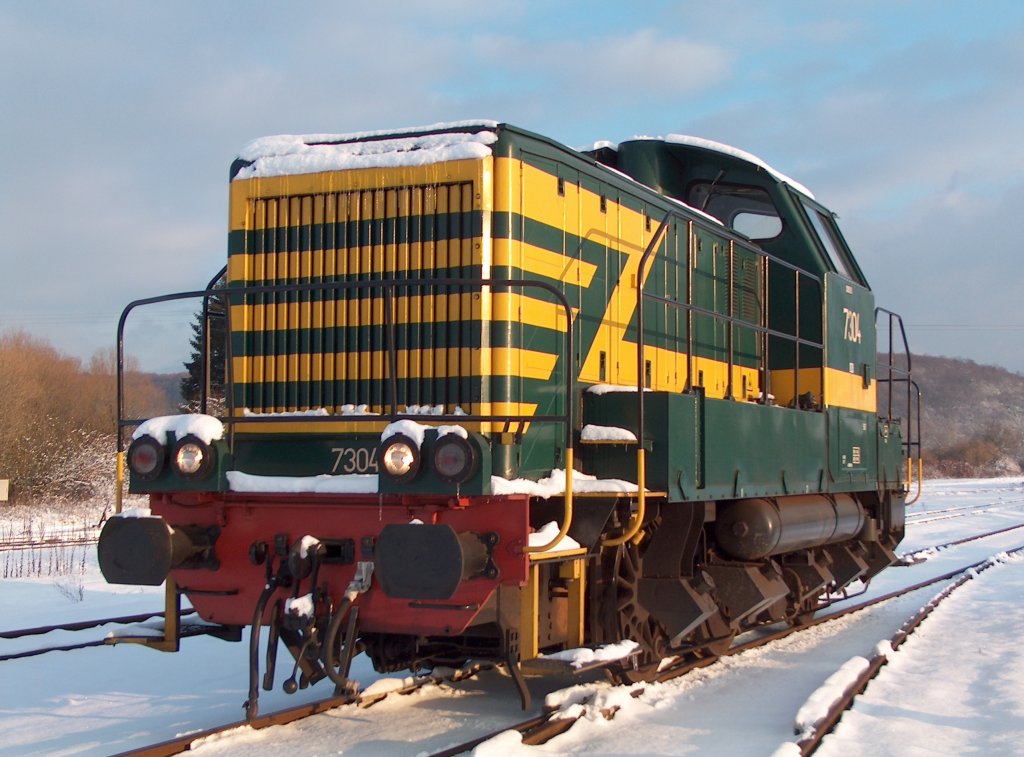 Am 18 dez 2009, die Diesellok 7304 im der Schnee von Bf. Mariembourg