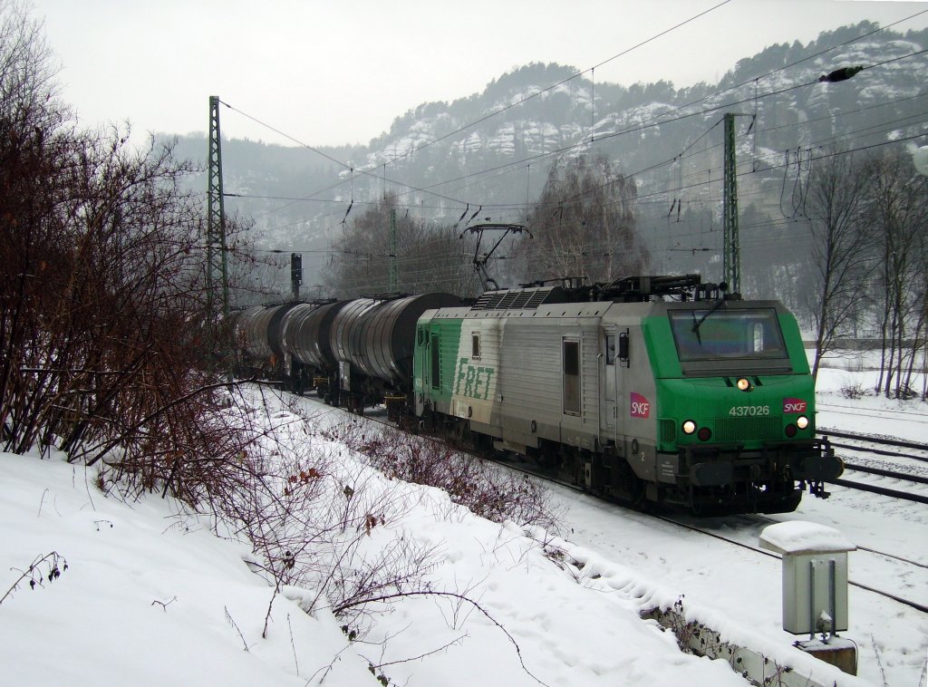 Am 18.01.2010 wartet 437 026  im verschneiten Rathen im berholungsgleis auf die Weiterfahrt.