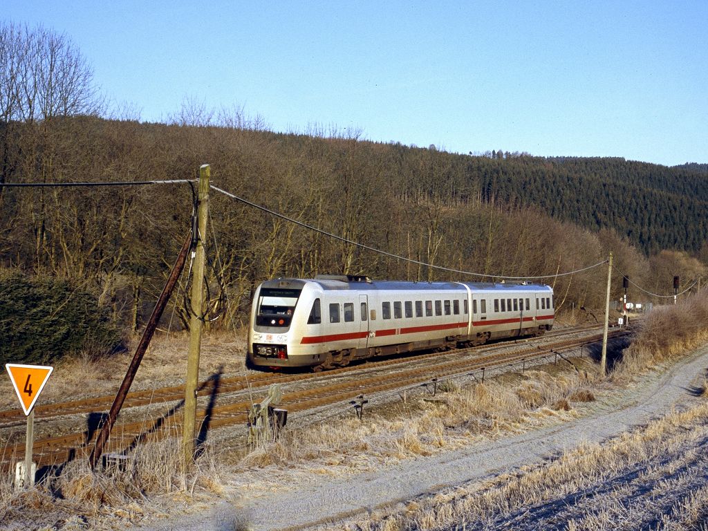 Am 18.02.2005 fhrt ein 612 in IC-Farben in den Bf. Siedlinghausen ein