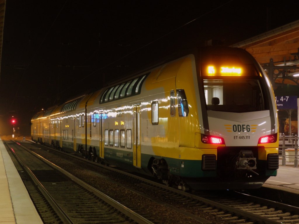 Am 18.02.2013 stand der 445 111 als RE 4 nach Jterborg in Stendal zur Abfahrt bereit.