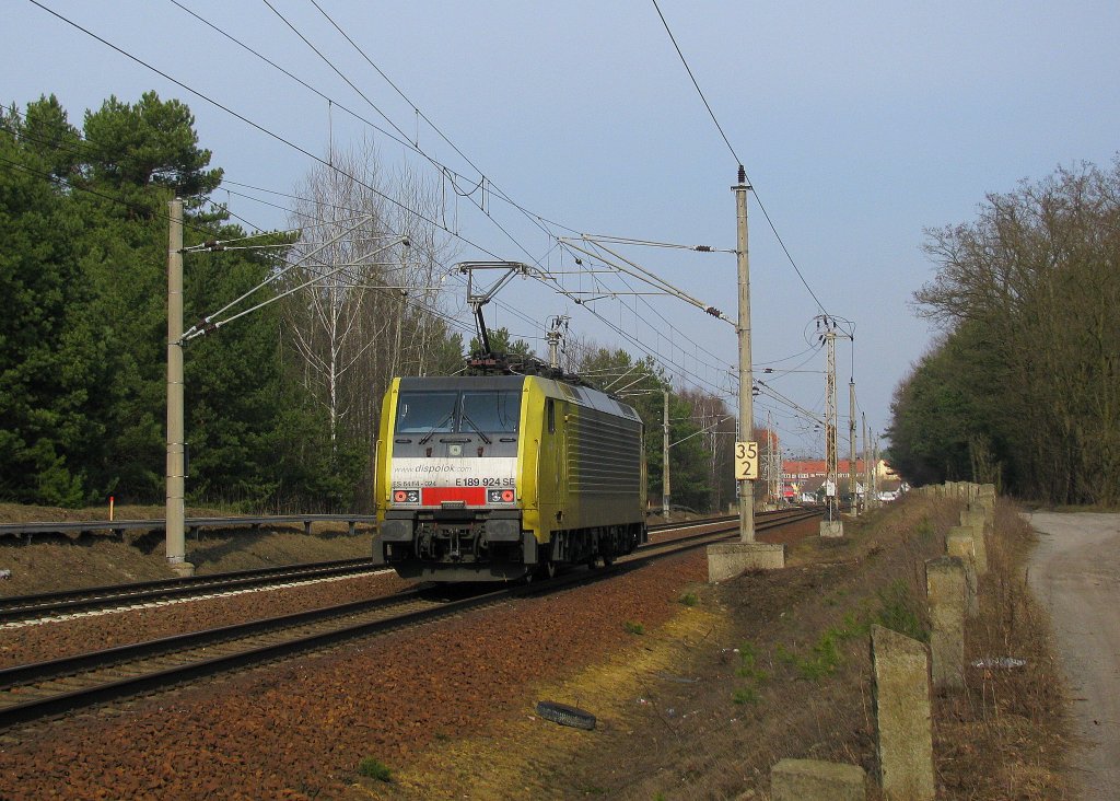 Am 18.03. kam 189 924 (fhrt fr?) als Leerfahrt Richtung Berlin. (zum Glck nicht als Ganzzug, dann wre sie aus dem Gegenlicht gekommen) 
Im Hintergrund steht immer noch 155 033-4 mit leeren PKP-Wagen.