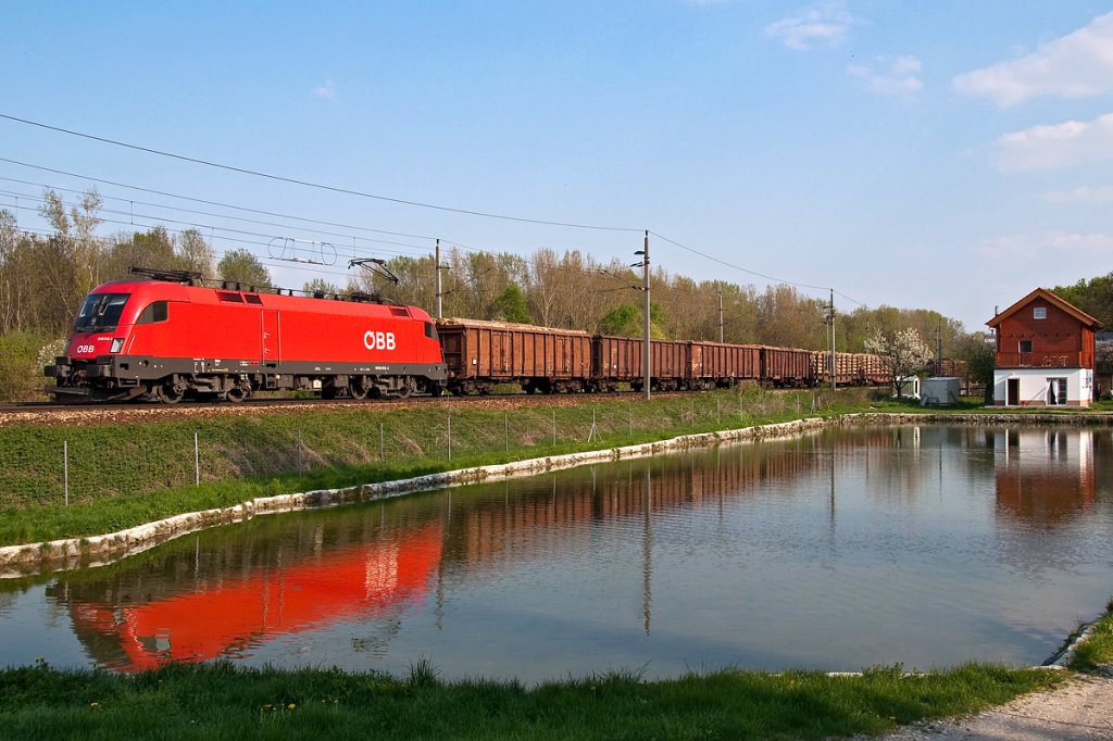 Am 18.04.2011 fhrt 1016 013 mit diesem Gterzug Richtung Tulln. Die Aufnahme entstand bei Kritzendorf.