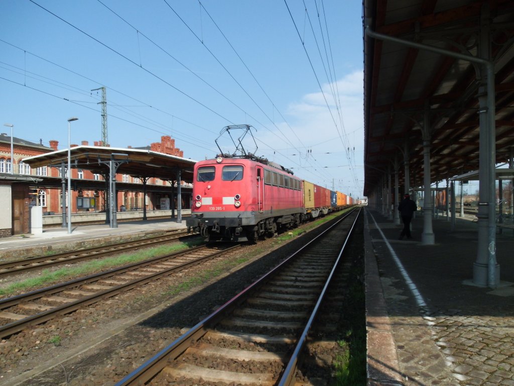 Am 18.04.2013 kam 139 285 mit einem Containerzug durch Stendal und fuhr weiter nach Wittenberge.