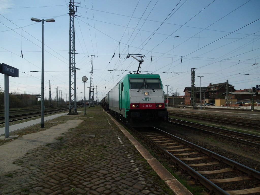 Am 18.04.2013 kam 186 128 mit einem Kesselzug durch Stendal und fuhr weiter nach Magdeburg.