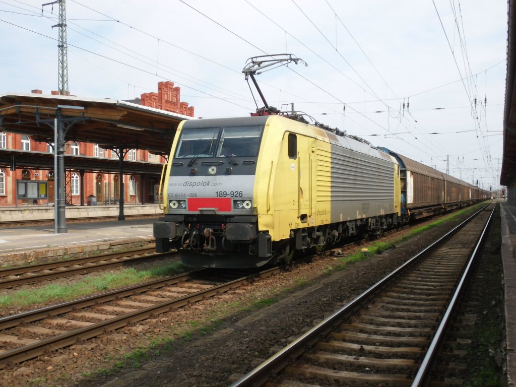 Am 18.04.2013 kam 189 928(ES64F4-028) mit einem Schiebewandzug durch Stendal und fuhr weiter nach Wittenberge.