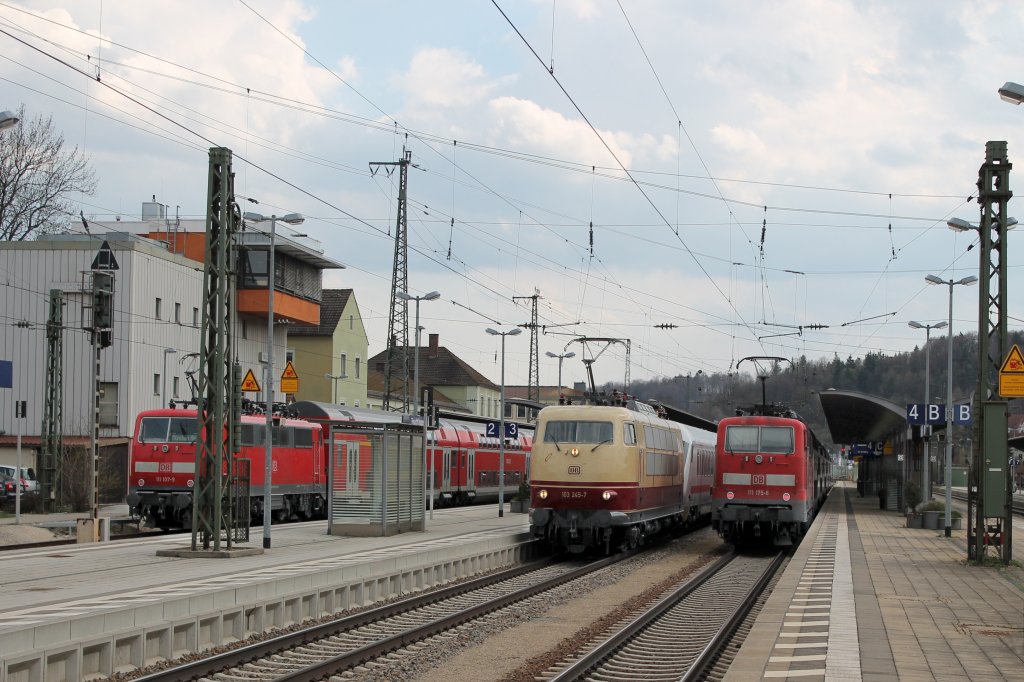 Am 18.04.2013 legt 103 245 mit ihrem IC einen kurzen Halt in Treuchtlingen ein.