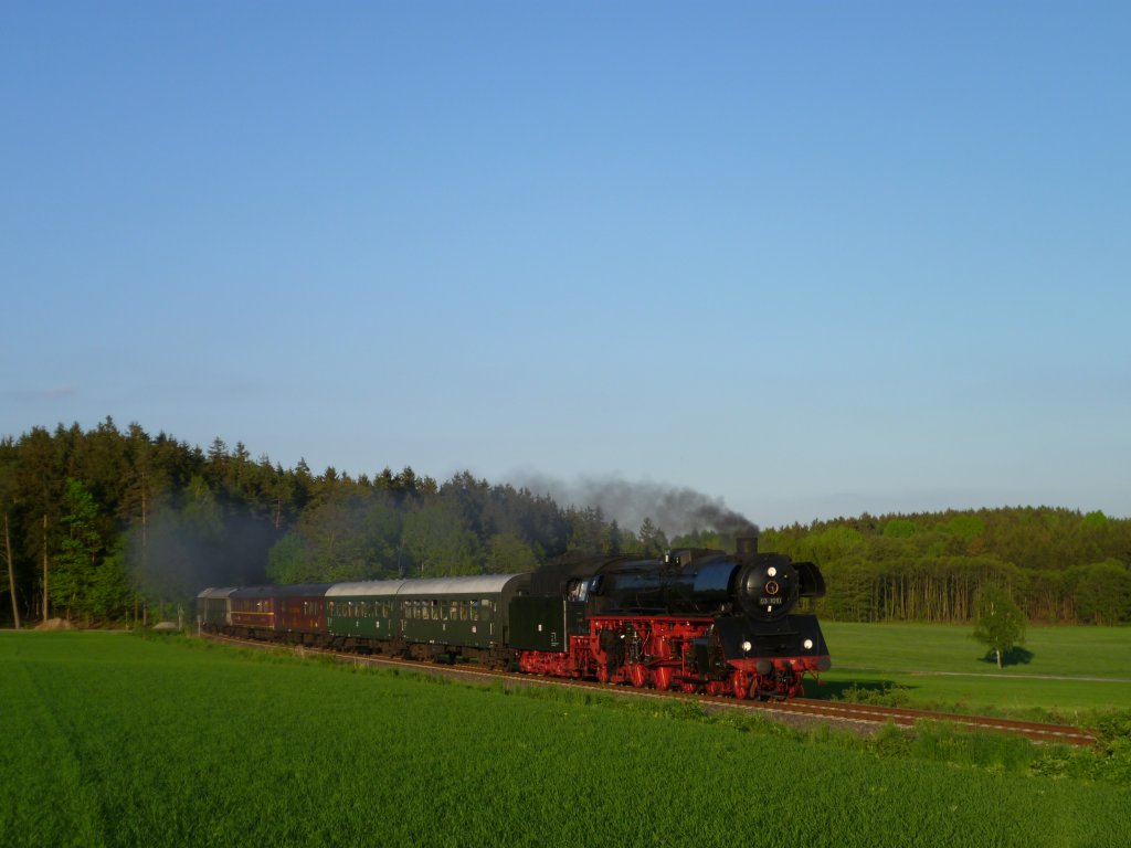 Am 18.05.13 fuhr die 03 1010 (Schublok 119 158) von Berlin nach Neuenmarkt-Wirsberg zum Dampfloktreffen. Hier die Rckfahrt in Pausa/V.